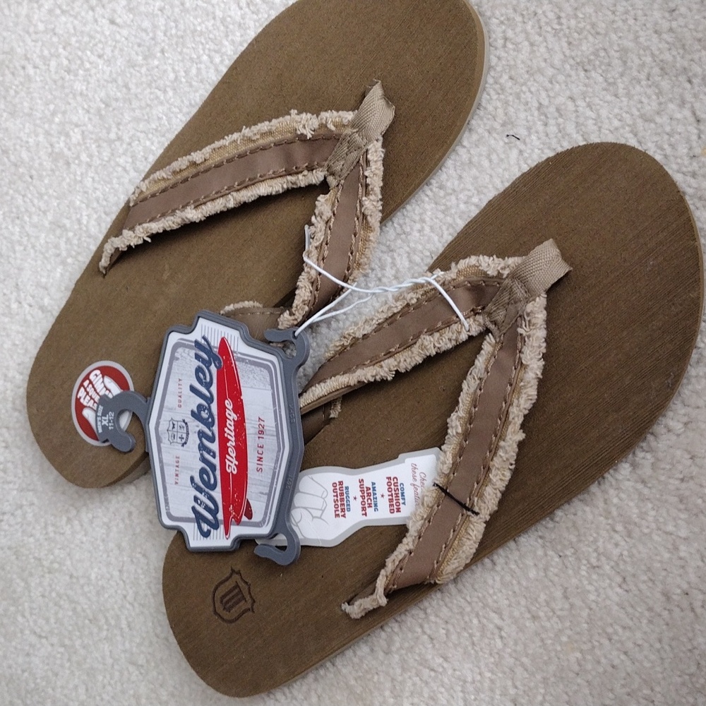 Wembley brown flip flops. NWT. Size 11-12